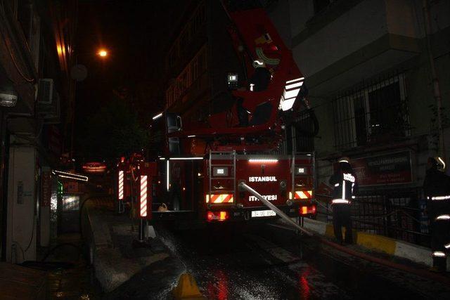 Şişli’de Çatıda Çıkan Yangın Kısa Süreli Paniğe Neden Oldu