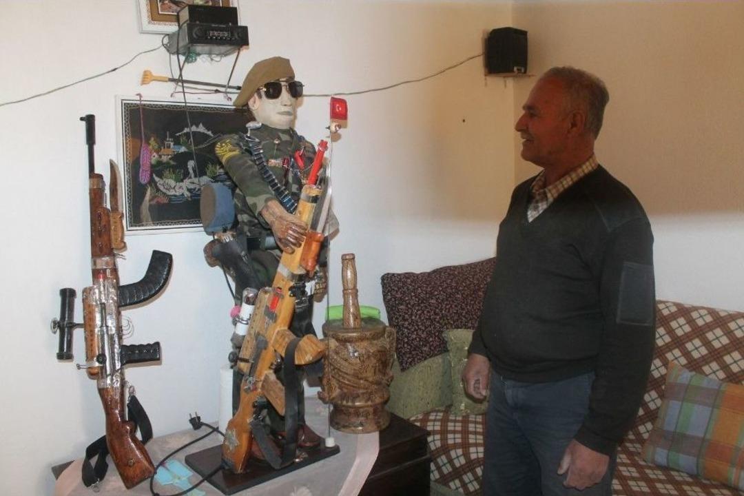 Emekli Memur Ceviz Ağacından &Ouml;mer Halisdemir Heykeli Yaptı