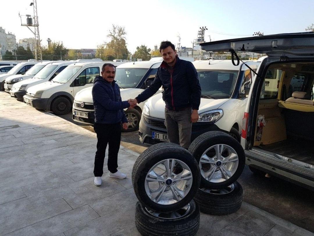 Jant Hırsızları: "fakir İnsanlara Zarar Vermemek İ&ccedil;in L&uuml;ks Arabaların Lastiğini &Ccedil;aldık"