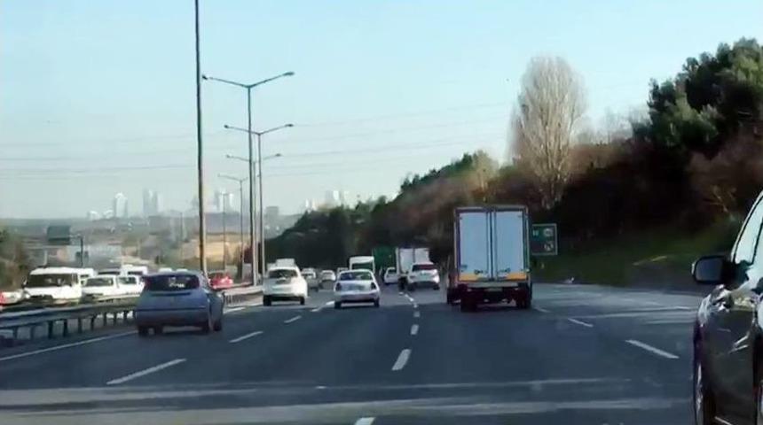 (&ouml;zel)trafikte Makas Atarak İlerleyen Kamyonet S&uuml;r&uuml;c&uuml;s&uuml; Kamerada