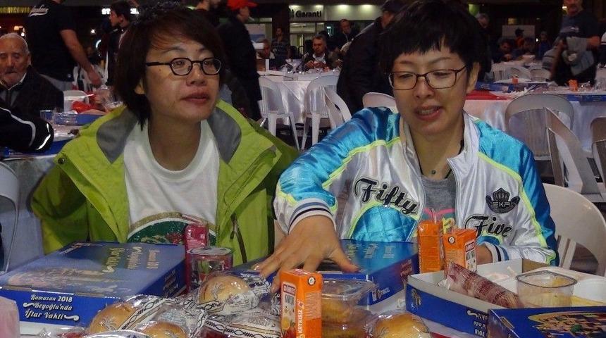 Japon Turistler İftar Sofrasına Misafir Oldu