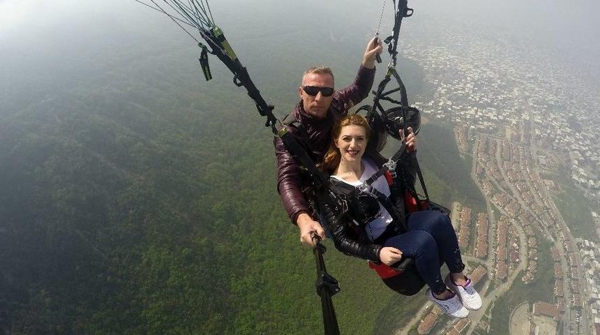 (&ouml;zel Haber) Paraş&uuml;tten İndi, Evlenme Teklifi Aldı