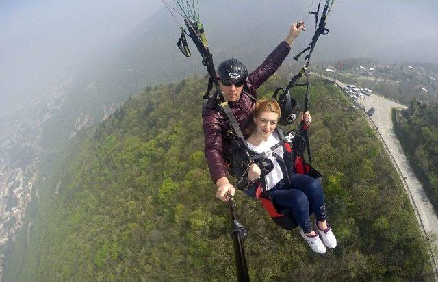 (&ouml;zel Haber) Paraş&uuml;tten İndi, Evlenme Teklifi Aldı 1