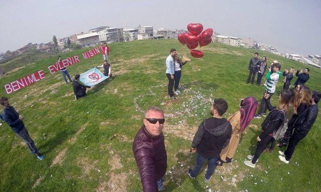 (&ouml;zel Haber) Paraş&uuml;tten İndi, Evlenme Teklifi Aldı 3