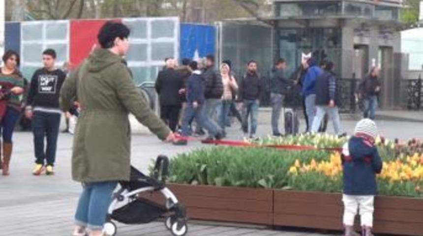 (&ouml;zel) Taksim Meydanında Turistten &Ccedil;ocuğuna İlgin&ccedil; &Ouml;nlem