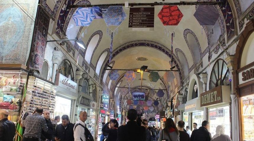 (&ouml;zel) Kapalı&ccedil;arşı&rsquo;ya Asılan U&ccedil;urtmalar Turistlerin İlgi Odağı Oldu