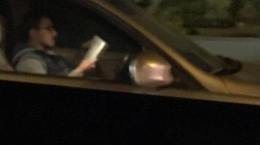 Trafikte Hem Araç Kullandı Hem De Kitap Okudu