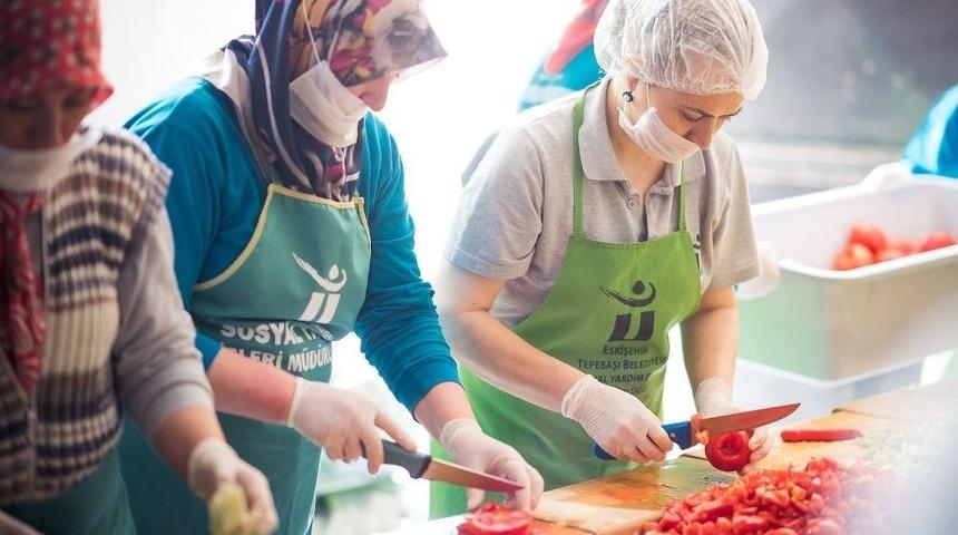 Günde 5 Bin Porsiyon Sıcak Yemek