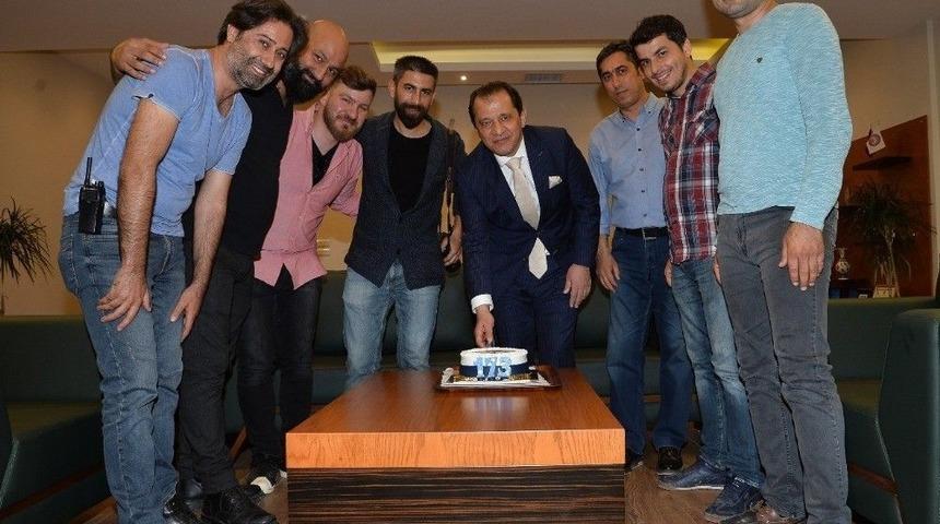 Gazetecilerden Emniyet M&uuml;d&uuml;r&uuml; Yıldız&rsquo;a Polis Haftası S&uuml;rprizi