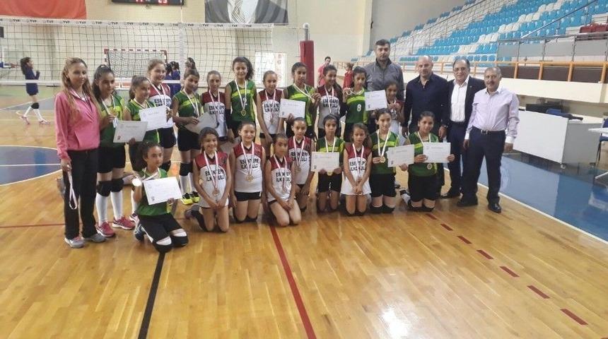 Okullararası Voleybol K&uuml;&ccedil;&uuml;kler Yarı Final M&uuml;sabakaları Sona Erdi