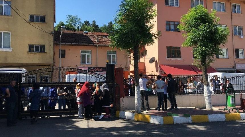 &Ouml;ğrenciler Sınavda , Aileler Dışarıda Ter D&ouml;kt&uuml;