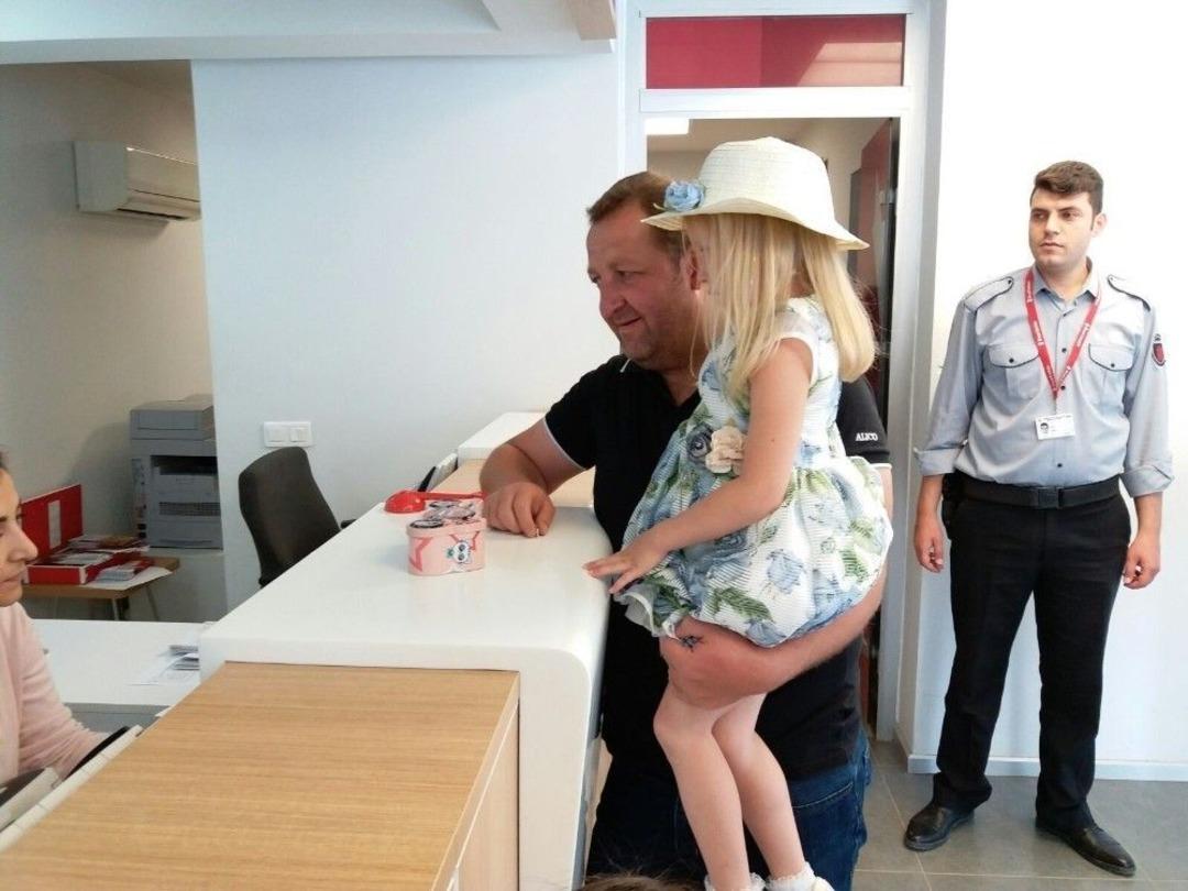 Minik İlayda Cumhurbaşkanı Erdoğan&rsquo;a Verdiği S&ouml;z&uuml; Tuttu, Kumbarasındaki T&uuml;m Parayı Bankaya Yatırdı