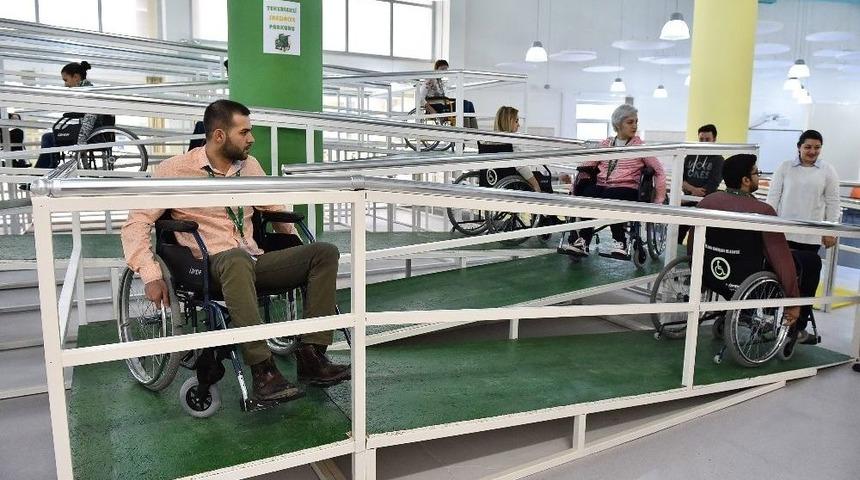 Bu Merkezde &ldquo;engellerin&rdquo; Farkına Varıyorlar