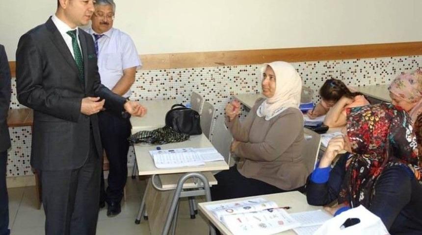 Kaymakam S&uuml;r&uuml;c&uuml; Kursiyerleri Ziyaret Etti