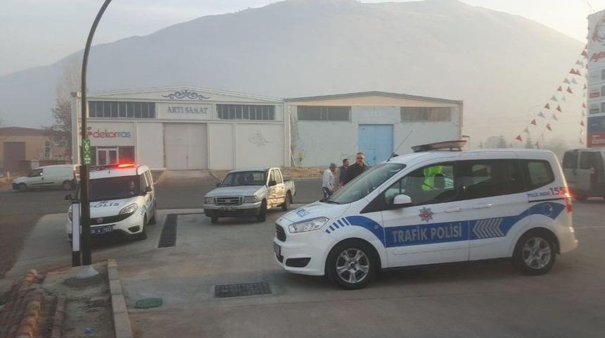 Pikap İle &Ccedil;arpışan Otomobil, Benzinlik Pompasına 5 Metre Kala Durabildi