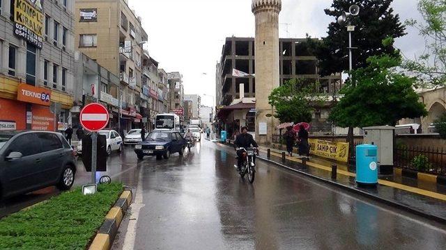 Kilis’te Sağanak Yağış Bölge Halkını Sevindirdi