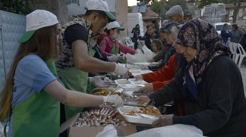 Tepebaşı&rsquo;nda Sokak İftarları Devam Ediyor