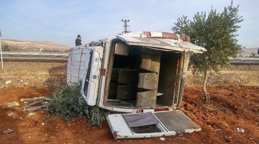 Suriyeli Zeytin İş&ccedil;ilerini Taşıyan Minib&uuml;s Takla Attı: 15 Yaralı