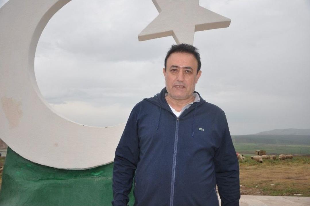 &Uuml;nl&uuml; T&uuml;rk&uuml;c&uuml; Mahmut Tuncer&rsquo;den Mehmet&ccedil;iğe Destek