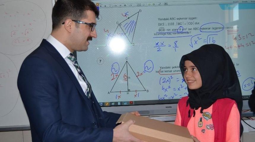 Sumbas’ta Öğrencilere Ayakkabı Yardımı