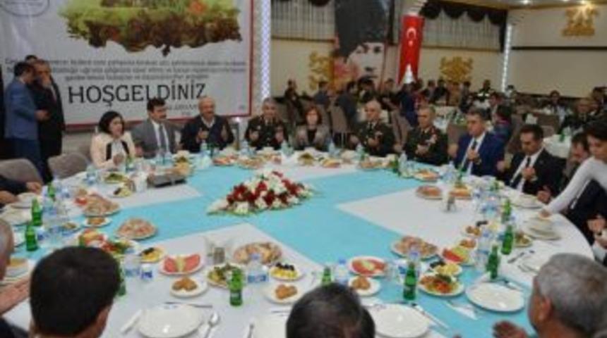 Erzincan Da Şehit Aileleri Ve Gaziler Onuruna İftar Verildi