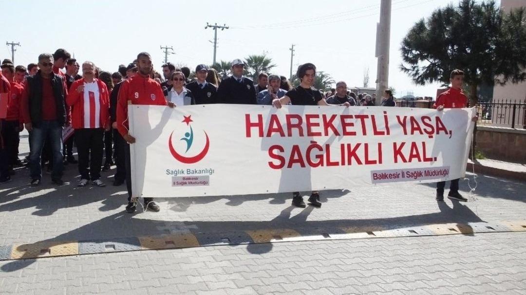 Her Yaştan Vatandaşlar Sağlık İ&ccedil;in Y&uuml;r&uuml;d&uuml;