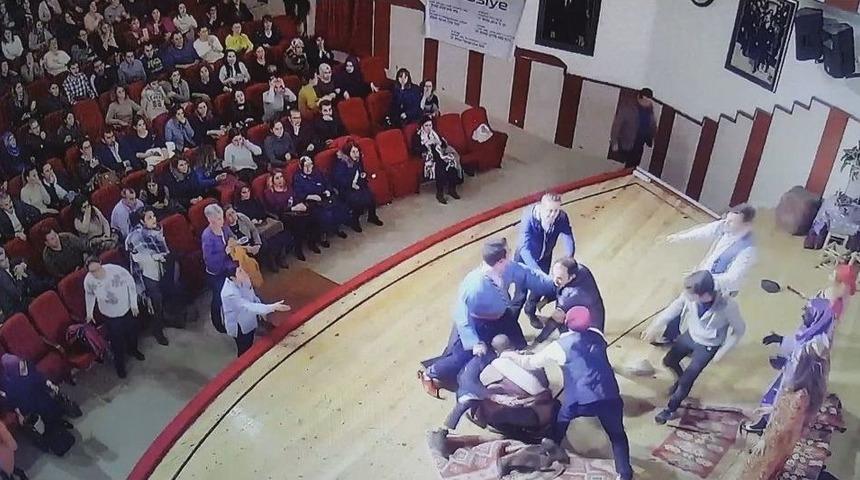 Tiyatro Oyuncusuna Sahnede Dayak