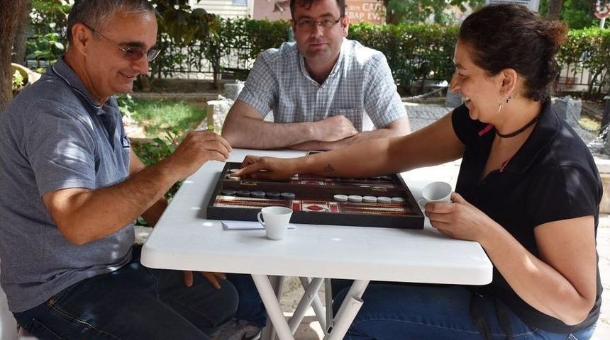 128 Kişi Tavlanın En İyisi Olmak İ&ccedil;in Yarışıyor