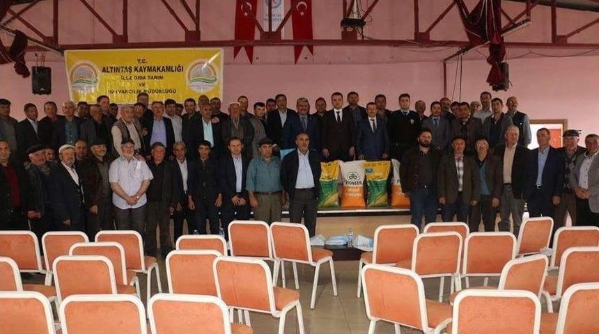 Altıntaş&rsquo;ta &Uuml;reticilere Nohut Ve Mısır Tohumu Dağıtıldı