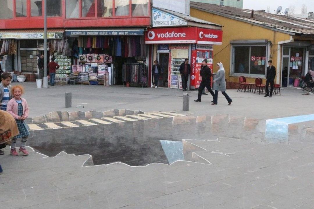 Ağrı&rsquo;da Vatandaşlar 3 Boyutlu Resim &Ccedil;izen &Ouml;ğrencileri Şaşkınlıkla İzledi