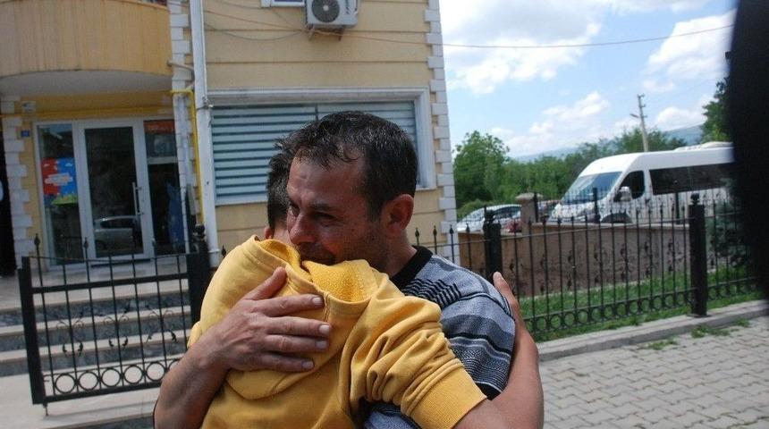 İstanbul&rsquo;da Kayıp Olan 3 &Ccedil;ocuktan Berkay&rsquo;ı Teslim Alan Babası Duygusal Anlar Yaşadı