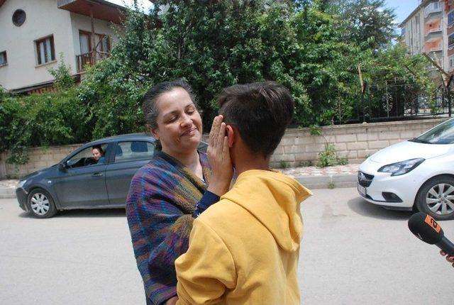 İstanbul’da Kayıp Olan 3 Çocuktan Berkay’ı Teslim Alan Babası Duygusal Anlar Yaşadı