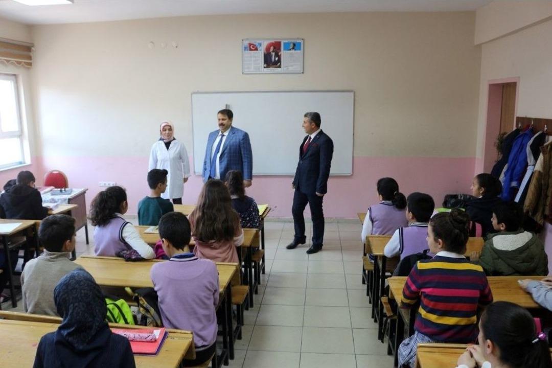 Ağrı Milli Eğitim M&uuml;d&uuml;r&uuml; Turan, Okulları Denetledi