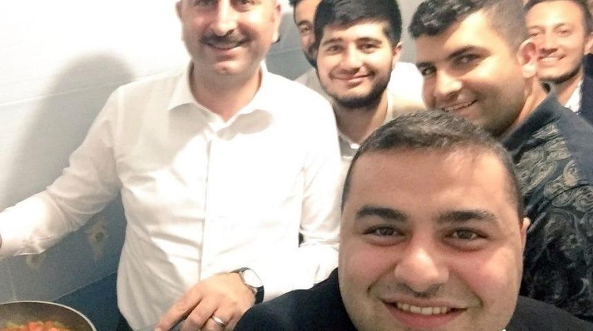 Adalet Bakanı G&uuml;l, Sahurda &Ouml;ğrencilere Menemen Yaptı