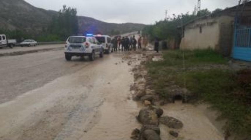 Yağışlar Ara&ccedil; Ulaşımını Engelledi