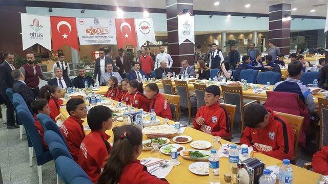 Minik Sporcular Yemekte Bir Araya Geldi