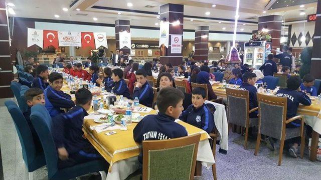 Minik Sporcular Yemekte Bir Araya Geldi