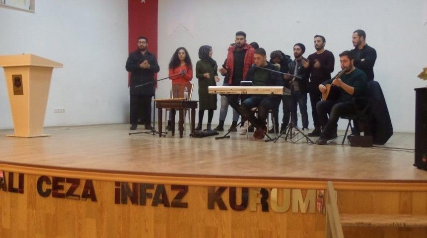 &Uuml;niversite &Ouml;ğrencileri Kadın Mahk&ucirc;mlara Moral Konseri D&uuml;zenledi