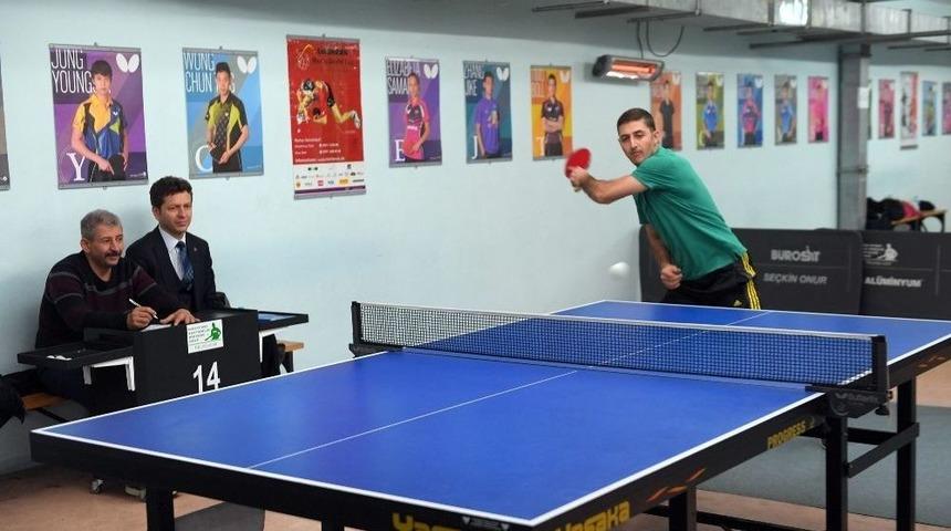 Belediye Personeli Masa Tenisiyle Stres Attı