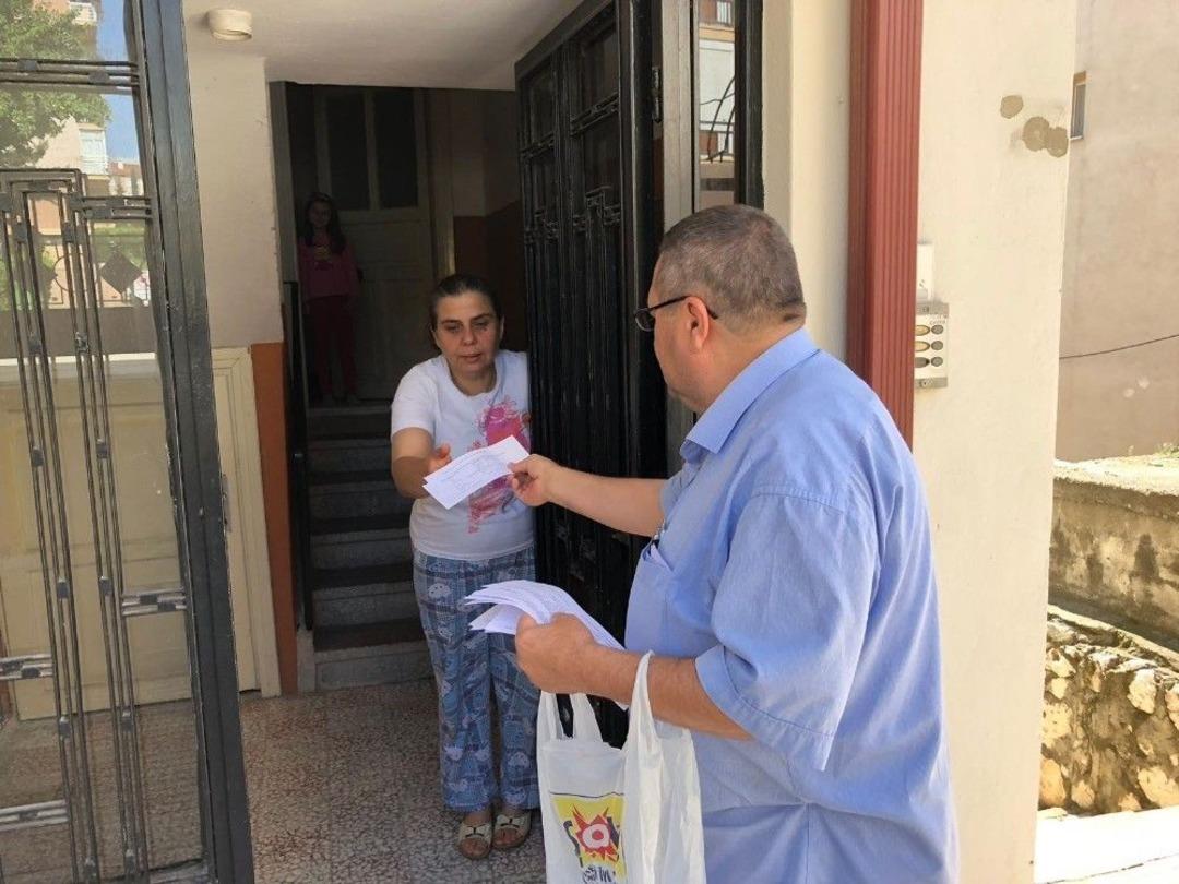 Kapı Kapı Gezerek Se&ccedil;men Kağıtlarını Dağıtıyor