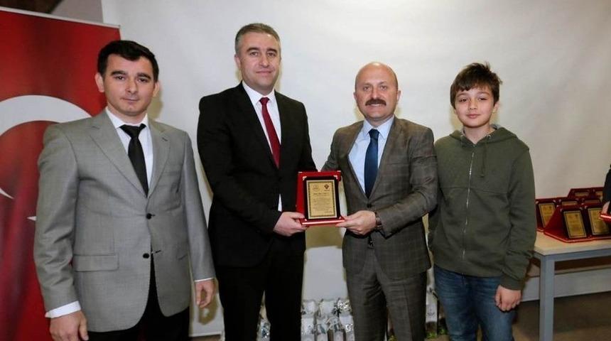 Vali Varol&rsquo;dan Projeci Okullara Plaket