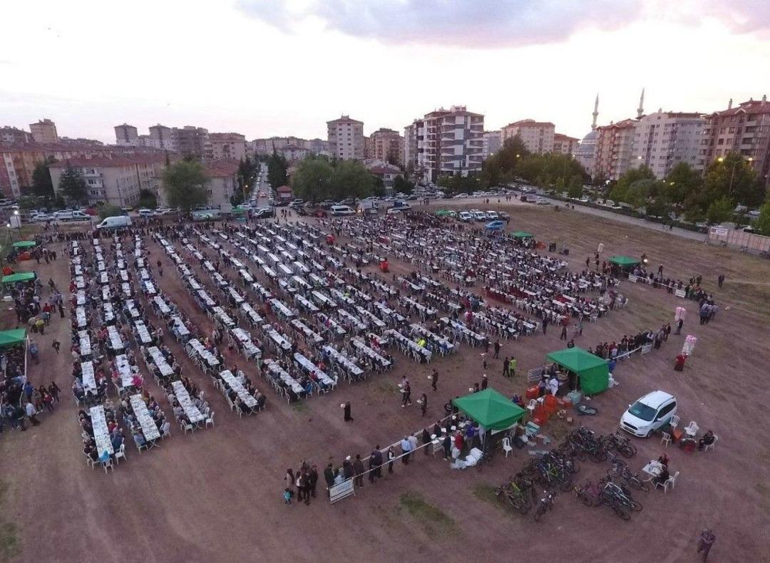 Vişnelik&rsquo;te 7 Bin Kişi Bir Arada İftar Yaptı