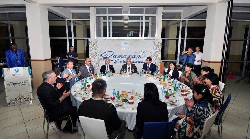 Ne&uuml; Kondil İftarında 35 &Uuml;lkeden 200 &Ouml;ğrenci Bir Araya Geldi