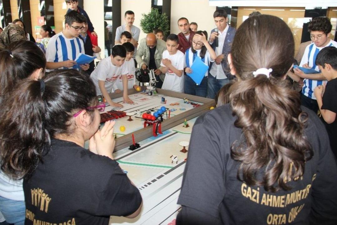 Ortaokul &Ouml;ğrencileri Robotlarını Kıyasıya Yarıştırdı