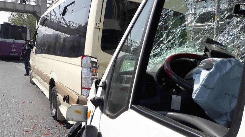 Esenyurt&rsquo;ta Yolcu Minib&uuml;s&uuml; Kaza Yaptı: 1&rsquo;i Ağır 5 Yaralı