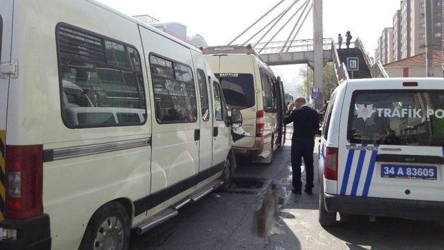 Esenyurt&rsquo;ta Yolcu Minib&uuml;s&uuml; Kaza Yaptı: 1&rsquo;i Ağır 5 Yaralı 1
