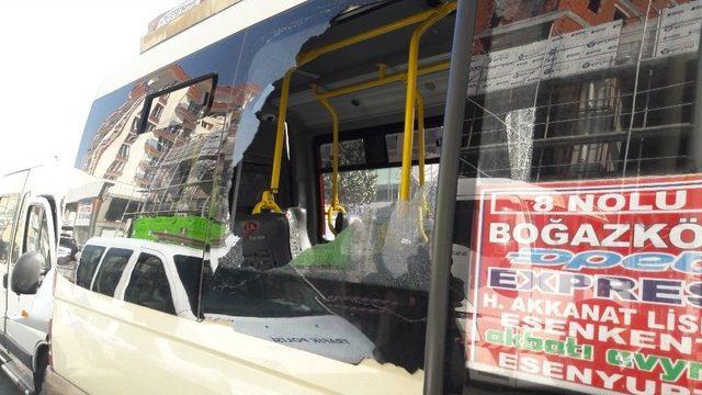 Esenyurt&rsquo;ta Yolcu Minib&uuml;s&uuml; Kaza Yaptı: 1&rsquo;i Ağır 5 Yaralı 2