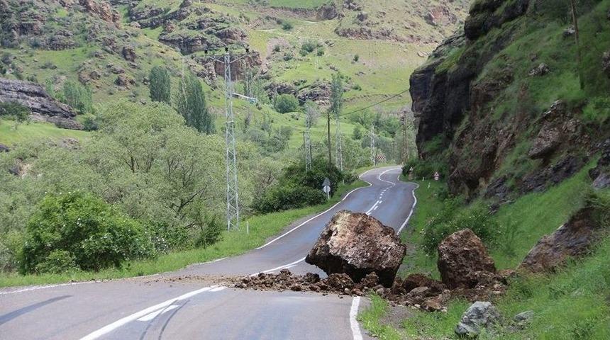 Dev Kaya Karayoluna D&uuml;şt&uuml;
