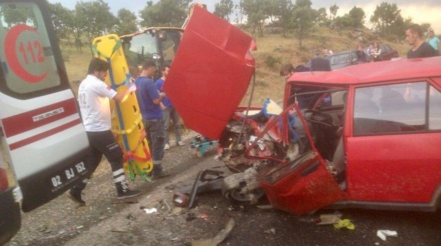 Otomobil İş Makinesine &Ccedil;arptı: 1 Yaralı