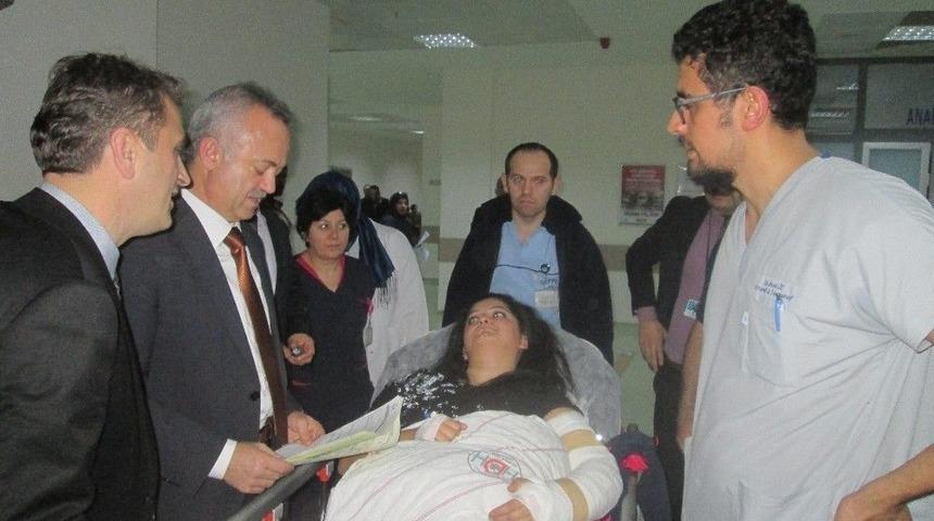 İl Sağlık M&uuml;d&uuml;r&uuml; &Ouml;ğ&uuml;tl&uuml;&rsquo;den, Ambulans Kazası Yaralılarına Ziyaret